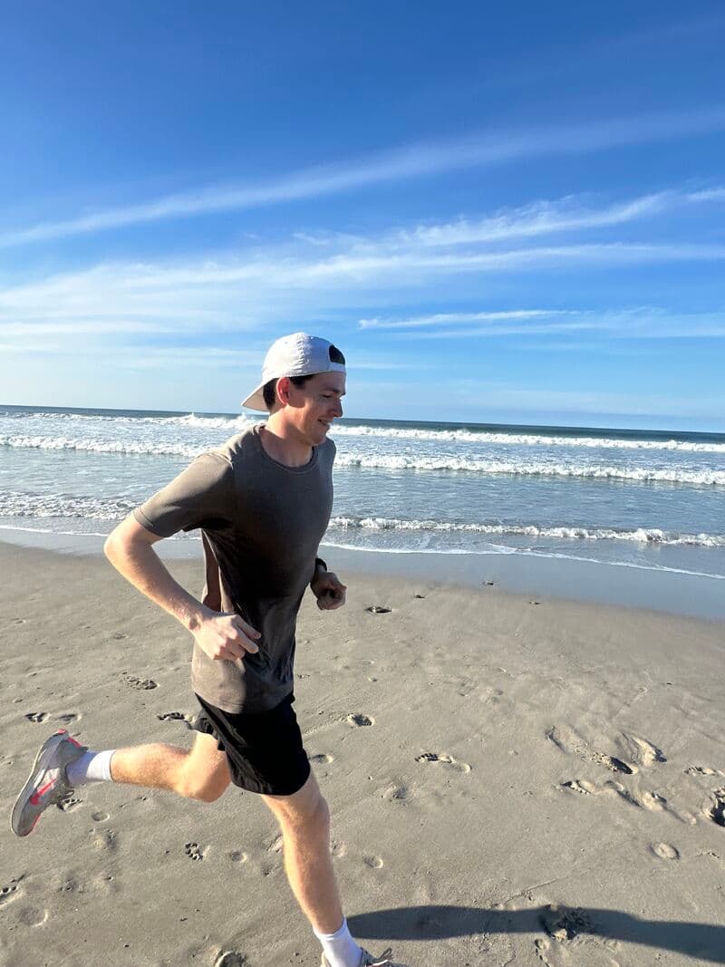 Portrett av Bendik Schartum Thorbjørnsen som smiler, med strikkagenser