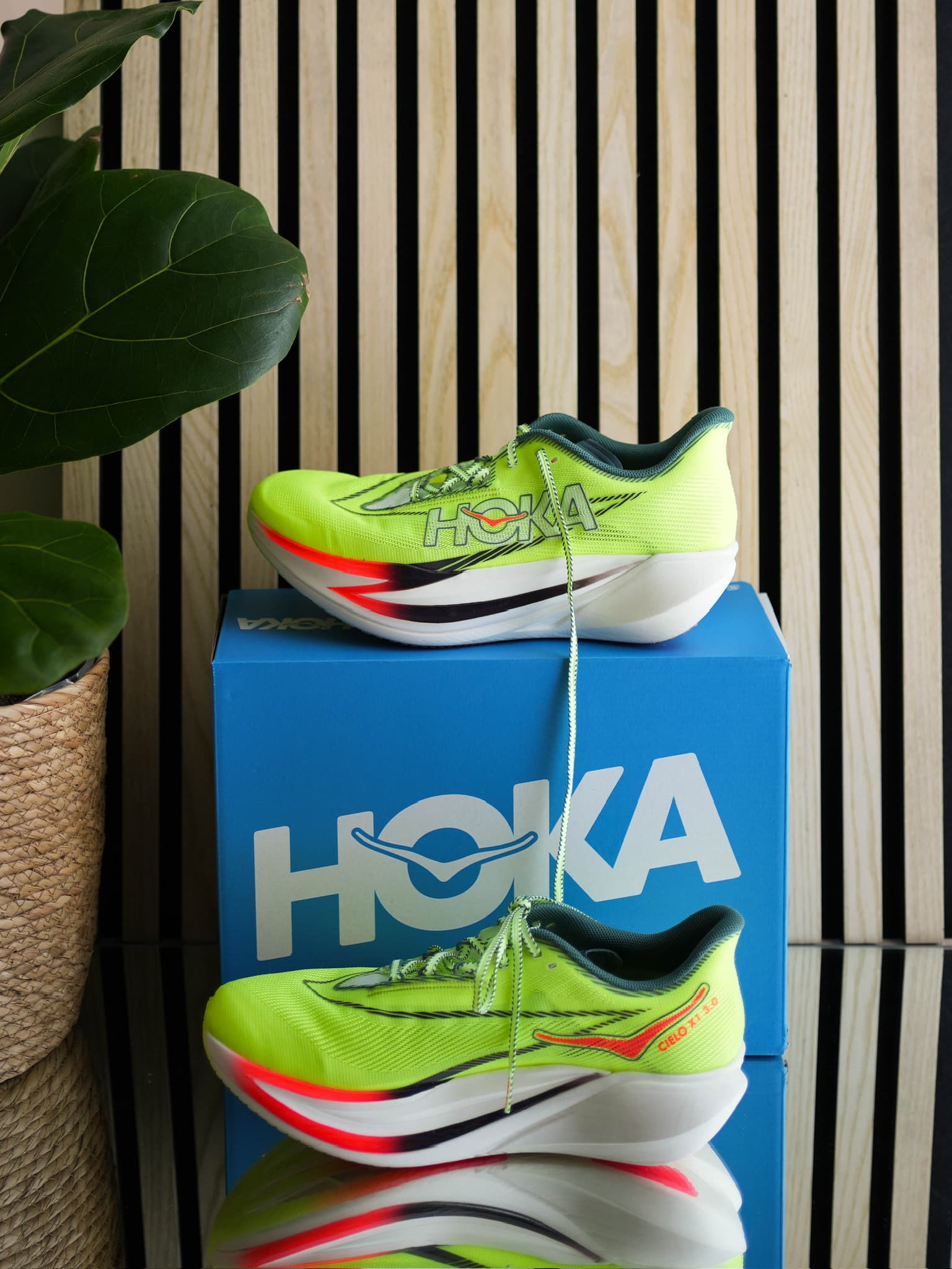 HOKA Cielo X1 3.0 sett fra siden sammen med original eske